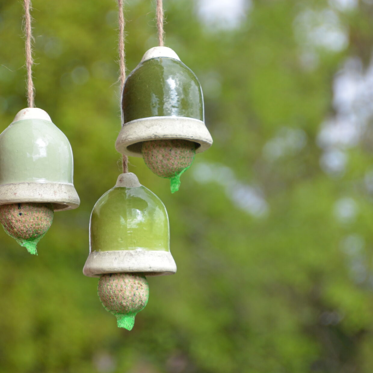 Groentinten voederklok L 10 x D 10 x H 10,8 cm Klei,hennep touw, ijzer